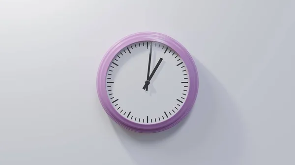 Bir Geçe Beyaz Bir Duvarda Parlak Pembe Bir Saat Saat — Stok fotoğraf