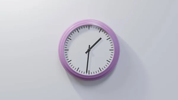 白墙上光滑的粉红钟在一点半的时候 时间是01 31或13 — 图库照片