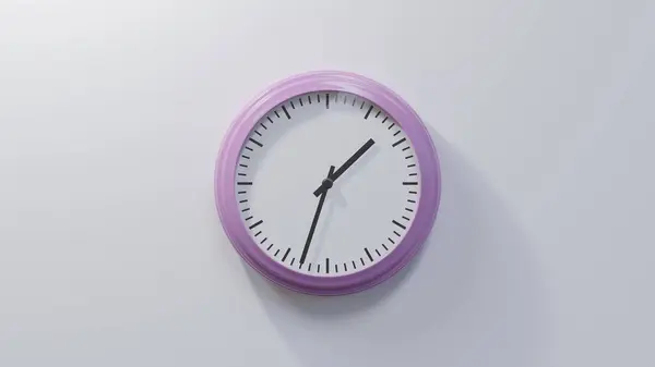 白墙上光滑的粉红钟在一点三十三分时间是01 33或13 — 图库照片