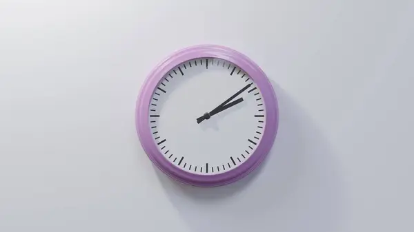 白墙上光滑的粉红时钟是两点过九点的时候时间是02 09或14 — 图库照片