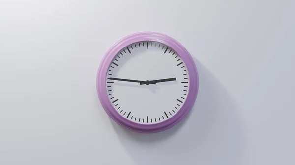 46過去2で白い壁に光沢のあるピンクの時計 時間は2時46分または14時46分 — ストック写真