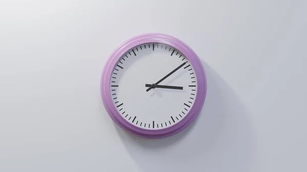 白墙上光滑的粉红时钟在九点半的时候时间是03 09或15 — 图库照片