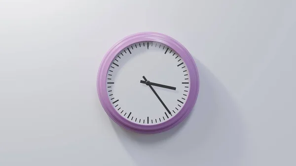 24過去3で白い壁に光沢のあるピンクの時計 時間は3時24分または15時24分 — ストック写真