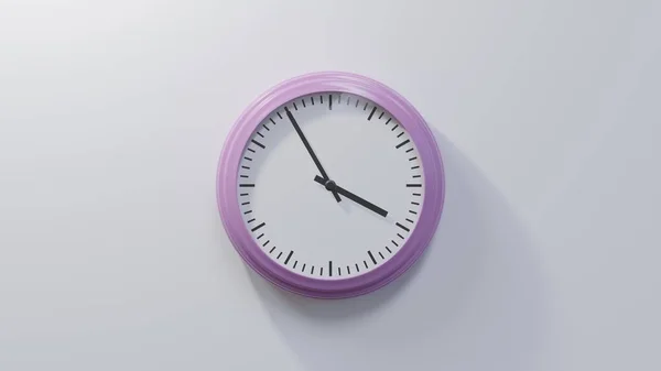 4時の白い壁に光沢のあるピンクの時計 時間は3時55分または15時55分 — ストック写真