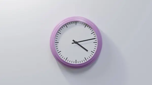 4点13分 白色墙上的一个光滑的粉红钟表 时间是04 13或16 — 图库照片