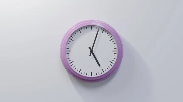 3過去5で白い壁に光沢のあるピンクの時計 時間は05 03または17 03です — ストック写真