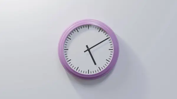 Glänzend Rosa Uhr Einer Weißen Wand Zehn Nach Fünf Ist — Stockfoto