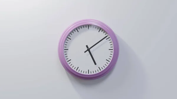 5時9分に白い壁に輝くピンクの時計 時間は05 09または17 09です — ストック写真