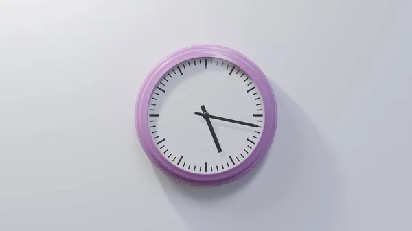 5時17分に白い壁に光沢のあるピンクの時計 時間は05 17または17 17です — ストック写真