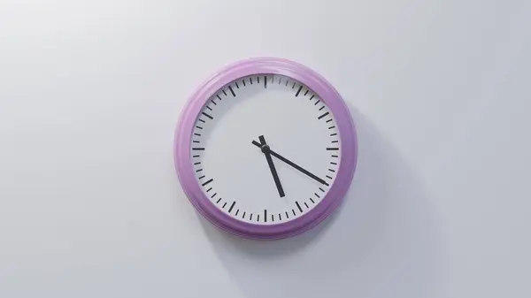 5点20分 墙上的一个光滑的粉红钟表 时间是05 20或17 — 图库照片