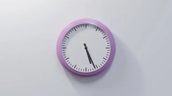 Glänzend Rosa Uhr Einer Weißen Wand Sechsundzwanzig Nach Fünf Ist — Stockfoto