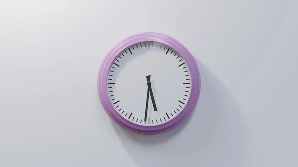 白い壁に光沢のあるピンクの時計 31過去5 時間は05 31または17 31です — ストック写真