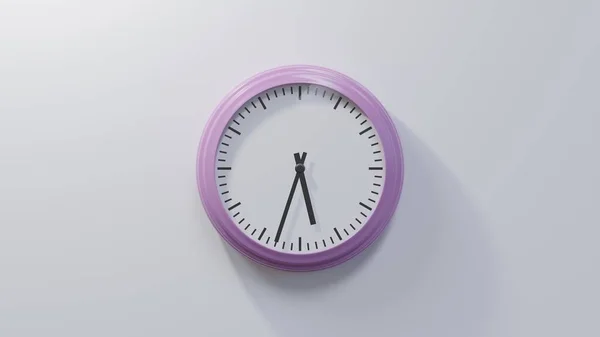 Glänzend Rosa Uhr Einer Weißen Wand Dreiunddreißig Nach Fünf Ist — Stockfoto