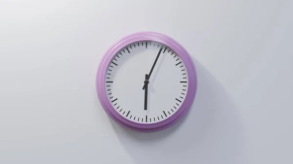 Glänzend Rosa Uhr Einer Weißen Wand Vier Nach Sechs Ist — Stockfoto