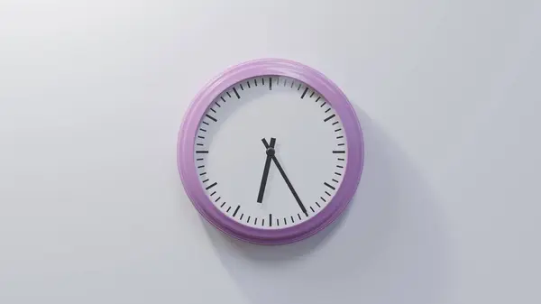 Блестящие Розовые Часы Белой Стене Двадцать Пять Минут Седьмого Время — стоковое фото