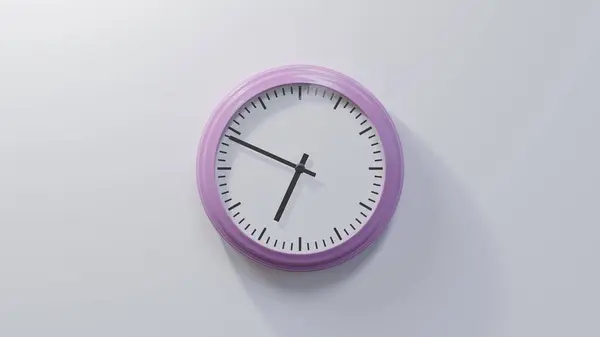 白い壁に光沢のあるピンクの時計は 49過去6で 時間は06 49または18 49です — ストック写真