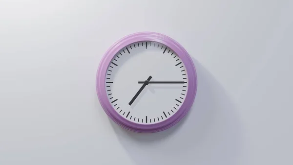 Relógio Rosa Brilhante Numa Parede Branca Sete Quarto Tempo — Fotografia de Stock