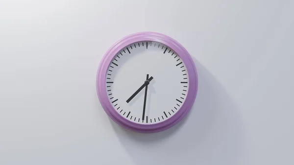 Glänzend Rosa Uhr Einer Weißen Wand Einunddreißig Nach Sieben Ist — Stockfoto