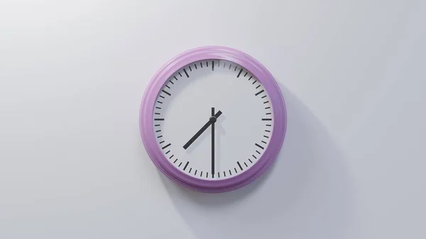 Saat Yedi Buçukta Beyaz Bir Duvarda Parlak Pembe Bir Saat — Stok fotoğraf