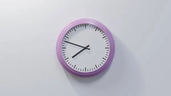 早上七点四十八分白墙上光滑的粉红钟表时间是07 48或19 — 图库照片
