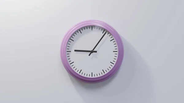 白い壁の上の光沢のあるピンクの時計6過去9 時間は09 06または21 06です — ストック写真