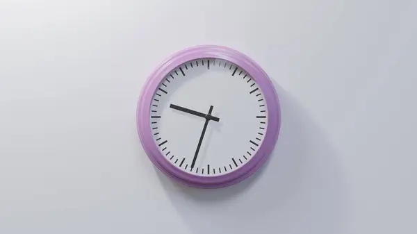 白い壁に光沢のあるピンクの時計 33過去9 時間は09 33または21 33です — ストック写真