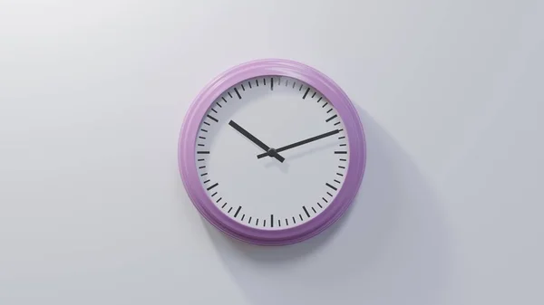 10点12分 白色墙上的一个光滑的粉红钟 时间是10 12或22 — 图库照片
