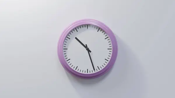 Блестящие Розовые Часы Белой Стене Двадцать Семь Минут Десятого Время — стоковое фото
