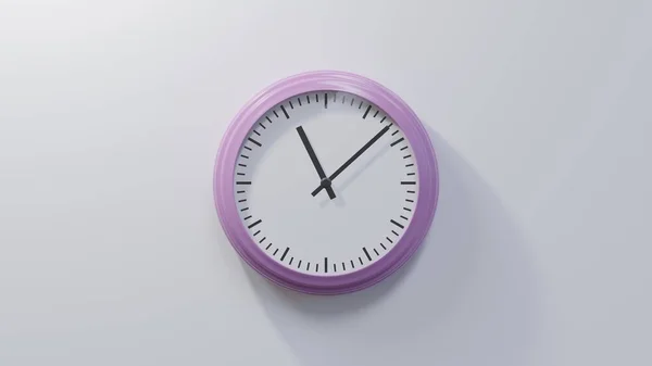 白墙上光滑的粉红钟在十一点半的时候时间是11 08或23 — 图库照片