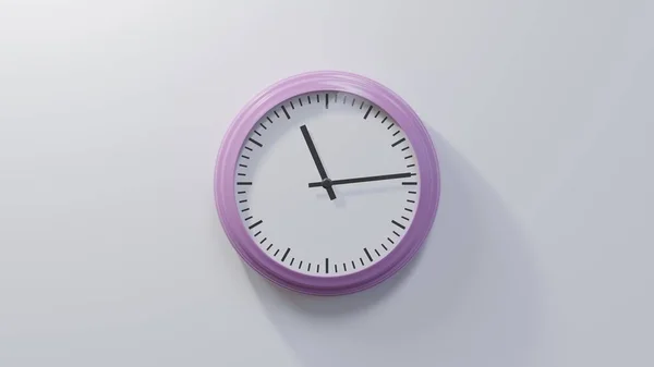 11時14分に白い壁に輝くピンクの時計 時間は11 14または23 14です — ストック写真