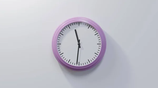 白い壁の上の光沢のあるピンクの時計は 過去11時31分 時間は11 31または23 31です — ストック写真