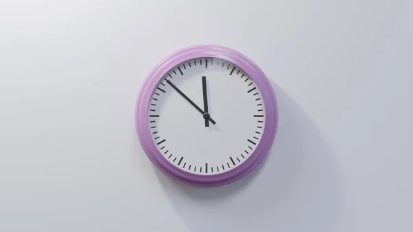 白墙上光滑的粉红钟在十一点五十二分时间是11 52或23 — 图库照片