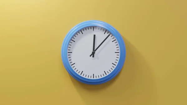 中午7点12分 橙色墙上的一个光滑的蓝色钟 时间是00 07或12 — 图库照片
