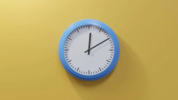 Блестящие Голубые Часы Оранжевой Стене Десять Минут Первого Время — стоковое фото