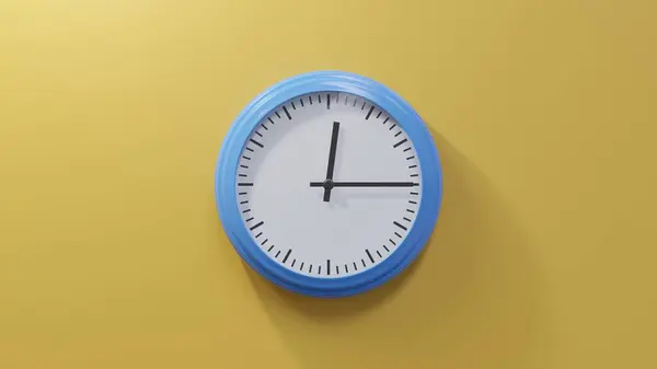 十二点一刻 橙色墙上的一个光滑的蓝色钟 时间是00 15或12 — 图库照片