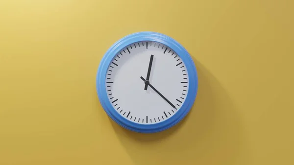 Błyszczący Niebieski Zegar Pomarańczowej Ścianie Dwunastej Cały Czas Gmt Lub — Zdjęcie stockowe