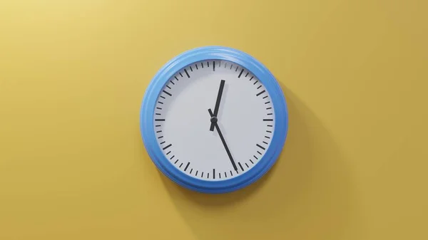 12点26分 橙色墙上的一个光滑的蓝色钟 时间是00 26或12 — 图库照片