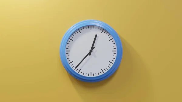 Glänzend Blaue Uhr Einer Orangefarbenen Wand Siebenunddreißig Nach Zwölf Ist — Stockfoto