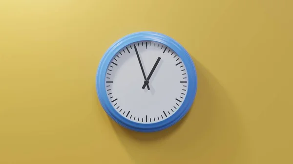 Glänzend Blaue Uhr Einer Orangefarbenen Wand Siebenundfünfzig Nach Zwölf Ist — Stockfoto