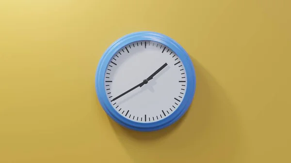 Glänzend Blaue Uhr Einer Orangefarbenen Wand Zwanzig Vor Zwei Ist — Stockfoto