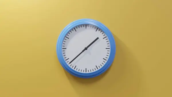 Блестящие Голубые Часы Оранжевой Стене Тридцать Восемь Минут Второго Время — стоковое фото