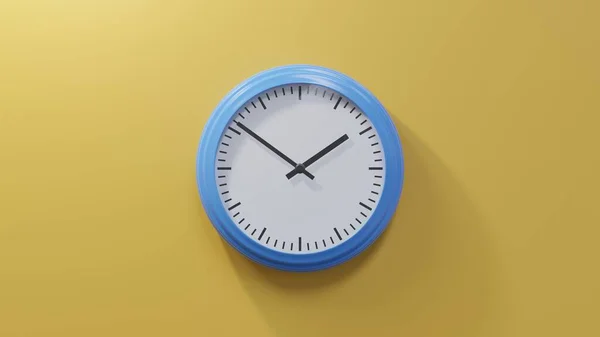 Reloj Azul Brillante Una Pared Naranja Una Cincuenta Hora —  Fotos de Stock