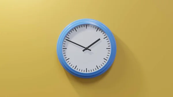 Reloj Azul Brillante Una Pared Naranja Una Cuarenta Nueve Hora — Foto de Stock
