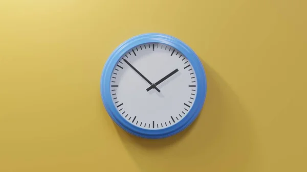 Bir Buçukta Turuncu Bir Duvardaki Parlak Mavi Saat Saat Veya — Stok fotoğraf