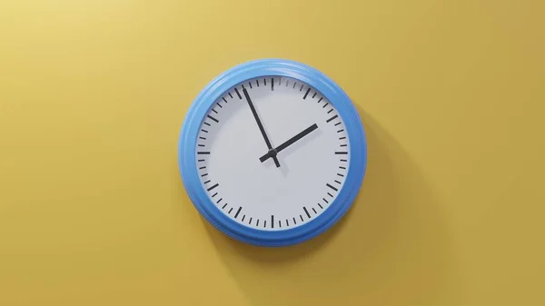 橙色墙上光滑的蓝色钟在一点半五十六分的时候时间是01 56或13 — 图库照片