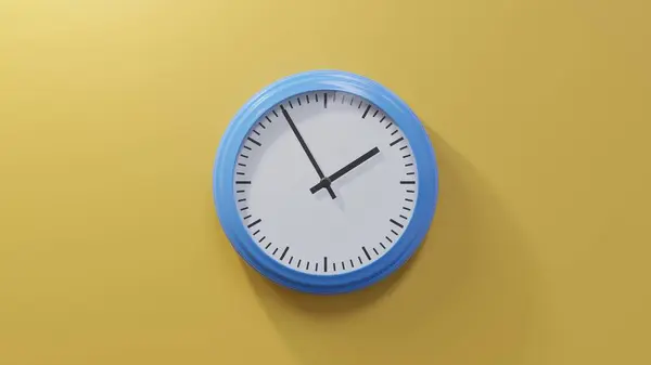 Turuncu Bir Duvardaki Parlak Mavi Saat Ikiye Beş Kala Saat — Stok fotoğraf