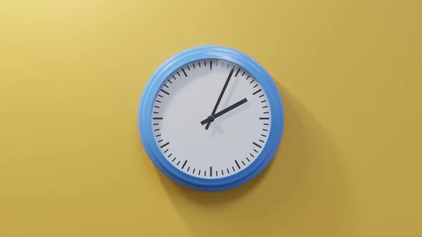 Glänzend Blaue Uhr Einer Orangefarbenen Wand Vier Nach Zwei Ist — Stockfoto