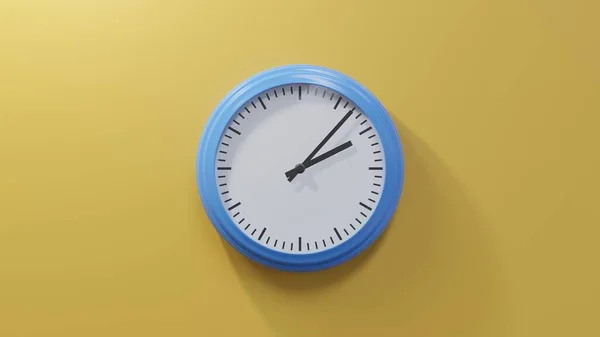 Saat Ikiyi Yedi Geçe Turuncu Bir Duvardaki Parlak Mavi Saat — Stok fotoğraf