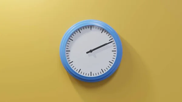 两点十一点十五分 橙色墙上的一个光滑的蓝色钟 时间是02 11或14 — 图库照片