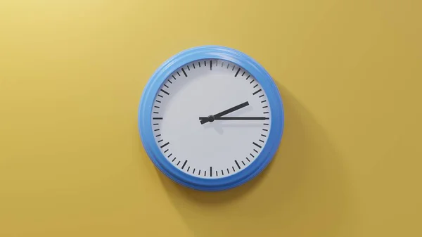 两点一刻 橙色墙上的一个光滑的蓝色钟 时间是02 15或14 — 图库照片